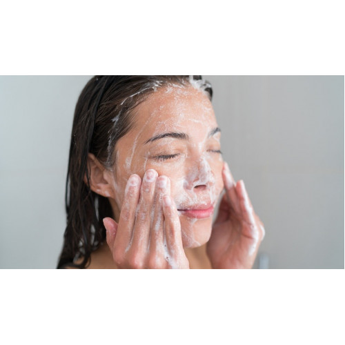 Attīrošs pieniņš sejai īpaši jūtīgai un sausai ādai